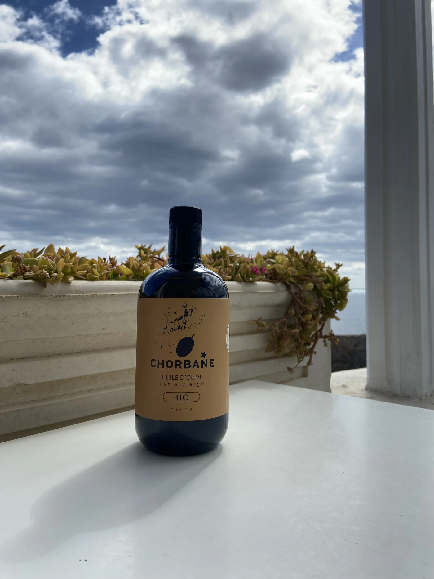 Bouteille Chorbane sur terrasse face à la Méditerranée